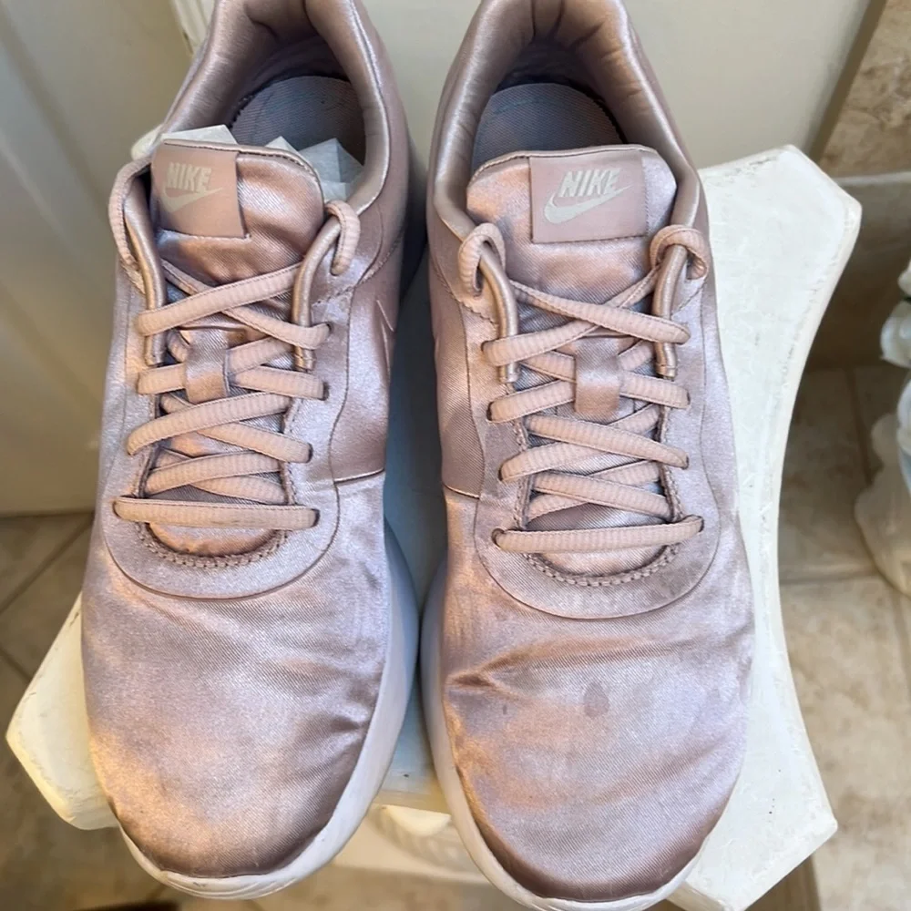 NIKE TANJUN PINK SATIN RUNNING SNEAKER